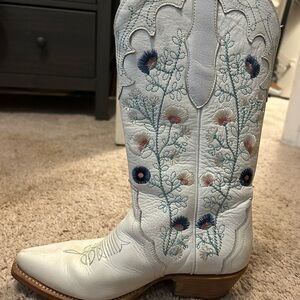 Shyanne Floral Embroidered White Heeled Boots